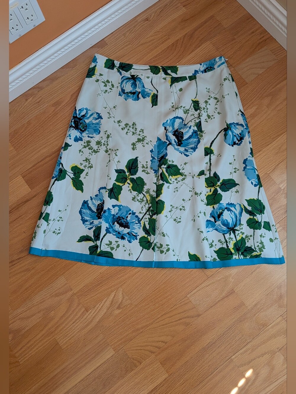 Floral A-Line Skirt in White and Blue Size 10
